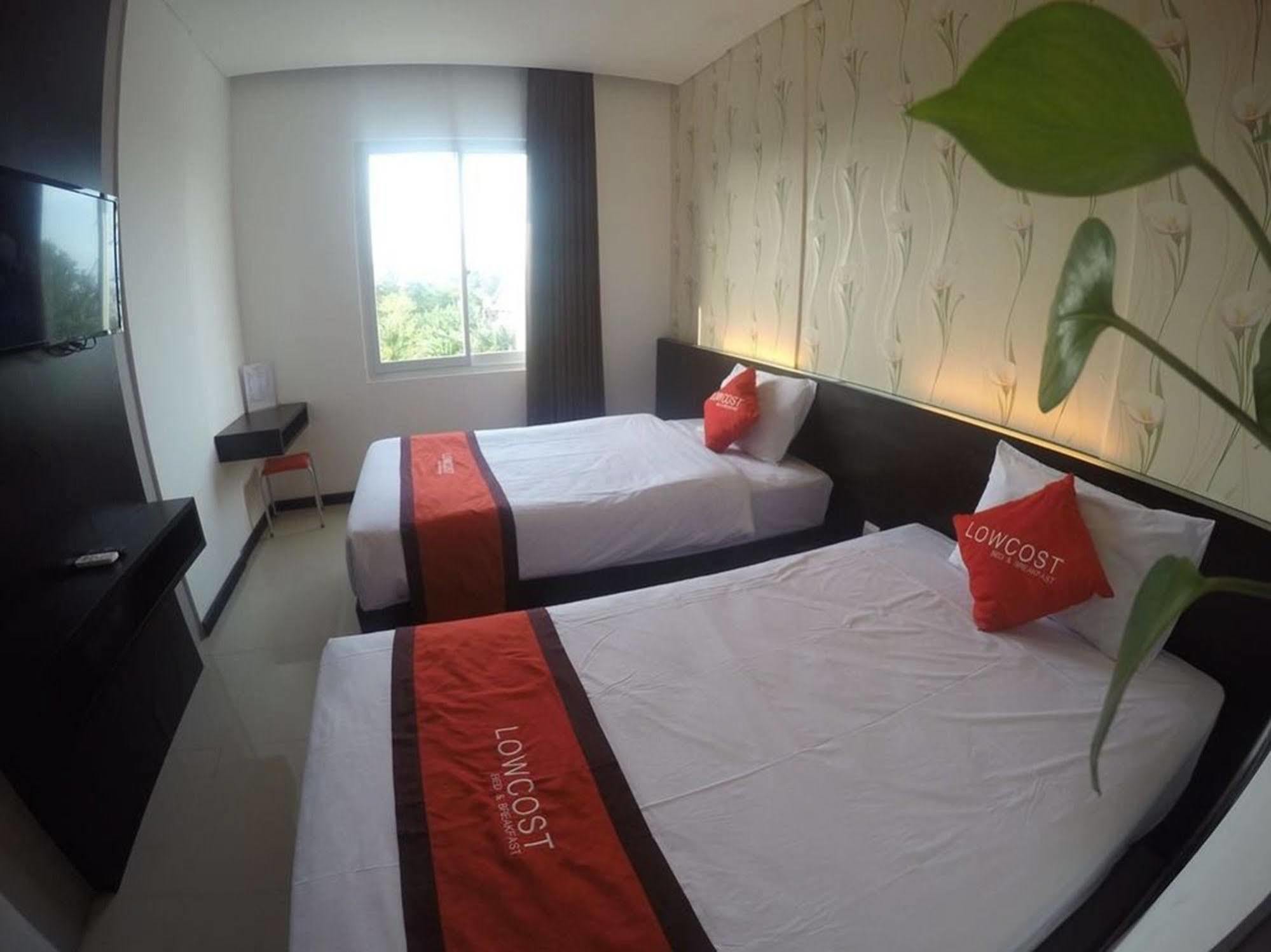 Lowcost Bed & Breakfast Jimbaran  Exterior photo